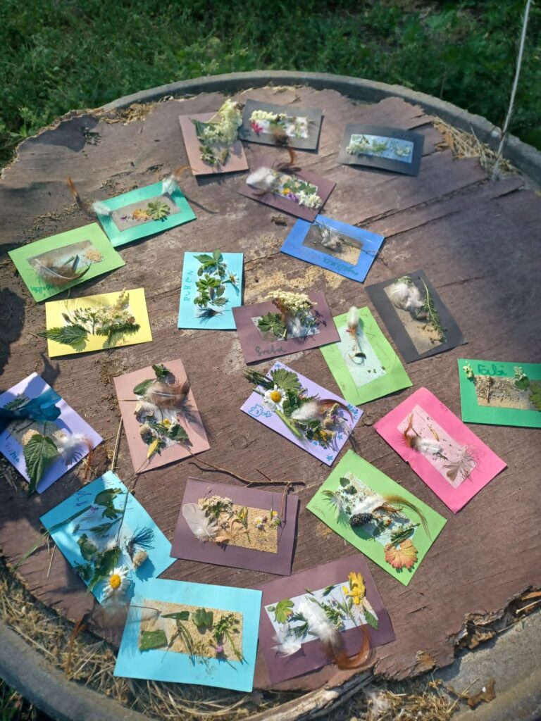 Natur-Basteleien von Kindern mit Blättern und Blumen