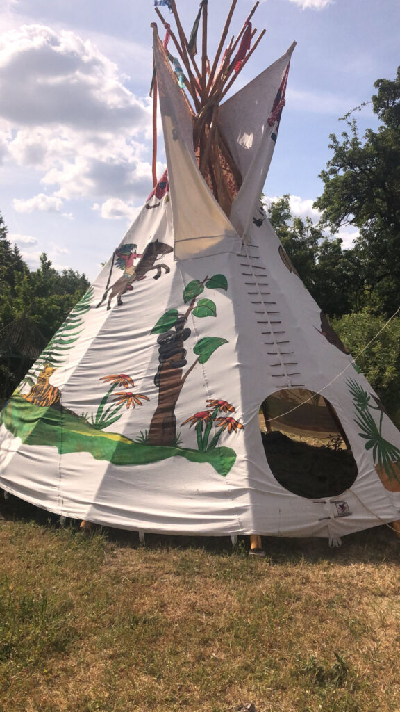 Bunt bemaltes Tipi-Zelt im Naturschutzcamp Neuenhagen
